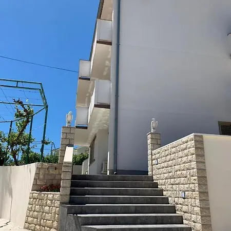 In Family House Vera בית הארחה